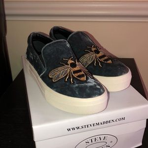 Steve Madden blue velvet slip on